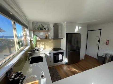 Private kitchen | Fridge, microwave, oven, stovetop