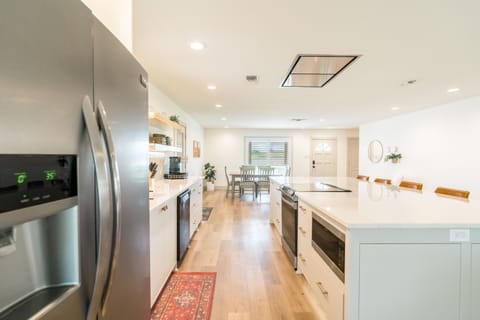 Large Island for the family to hang around!