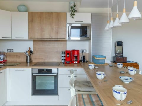 Cabinetry, Property, Furniture, Countertop, White, Table, Kitchen Stove, Kitchen Appliance, Wood, Kitchen