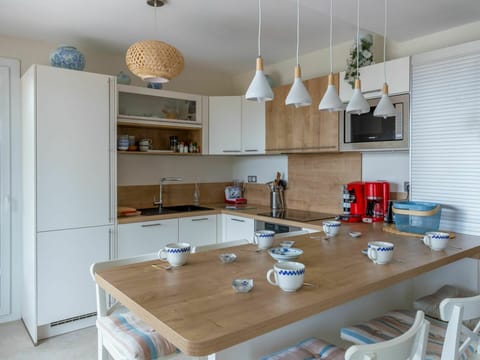 Cabinetry, Table, Property, Furniture, Countertop, Chair, Tableware, Wood, Lighting, Building