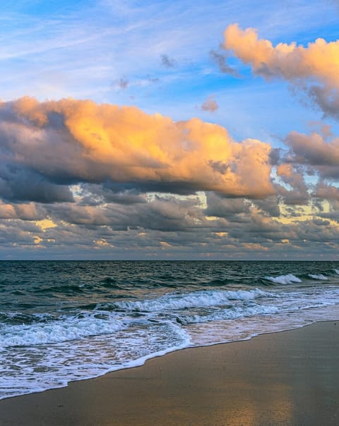 Beach nearby, sun loungers, beach towels