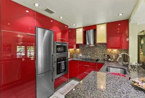 Private kitchen | Fridge, microwave, oven, stovetop