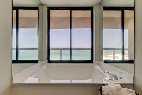 Even the bathrooms have water views! 