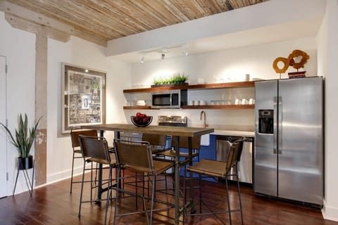 1st Unit Kitchen and Breakfast Bar