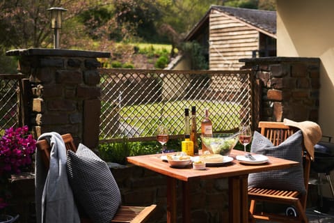 Fresh Escapes - Swifts Return - Romantic -  hot tub , sauna, pool