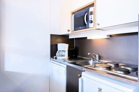 Fridge, cookware/dishes/utensils