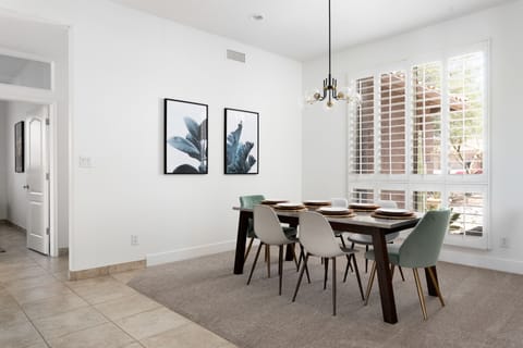 Formal Dining Area w/ Seating for 6