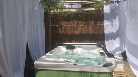 Outdoor spa tub