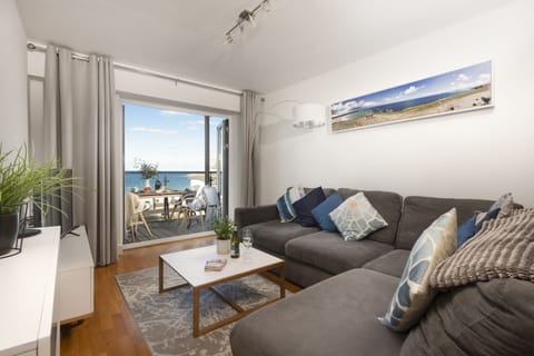 Living area with seating for 4 - Fistral Lookout, Ocean 1