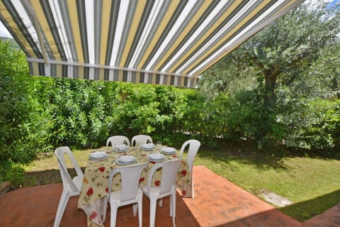 The pergola in the side of the casa, next to the kitchen