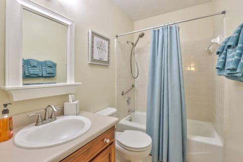 Combined shower/tub, hair dryer, towels