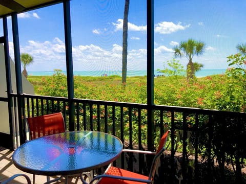 Cozy private Lanai with spectacular beach views steps away from the beach 