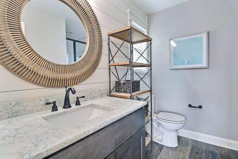 Combined shower/tub, towels