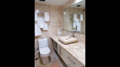 Combined shower/tub, towels