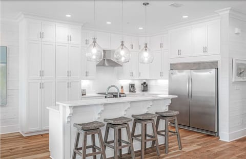 Kitchen, Bar seating for 4 