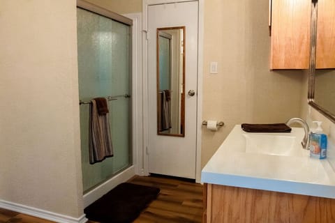 Combined shower/tub, jetted tub, hair dryer, towels