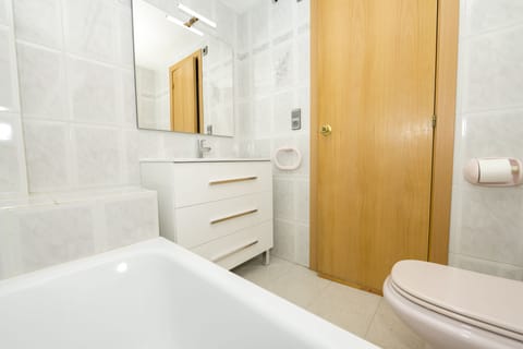 Combined shower/tub, bidet, towels