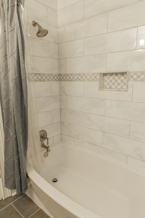 Combined shower/tub, hair dryer, towels