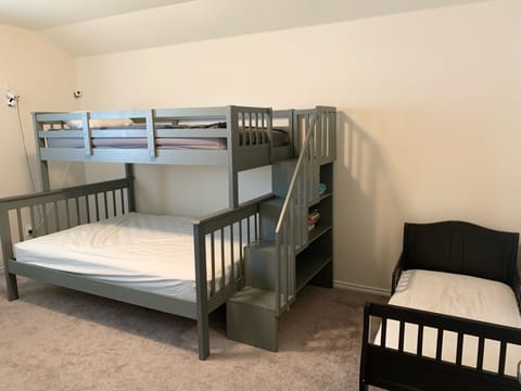 4 bedrooms, desk, cribs/infant beds, free WiFi