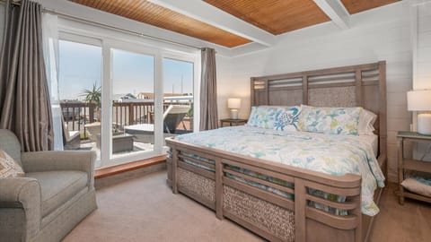 5 bedrooms, premium bedding, iron/ironing board, travel crib