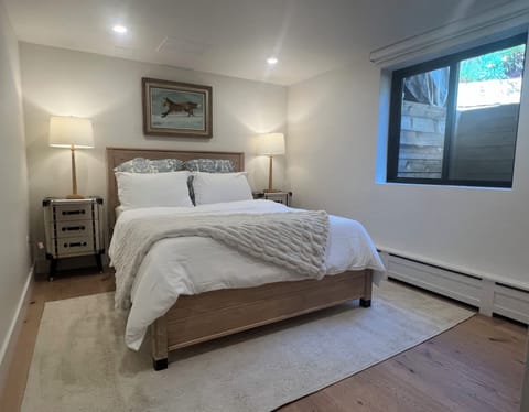 Lower queen guest room