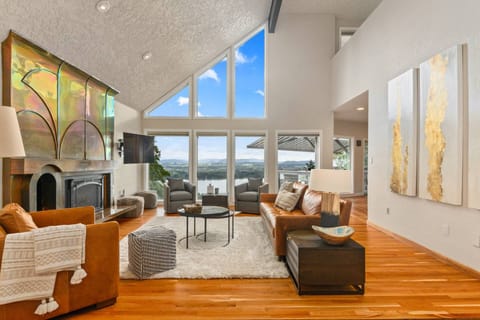 Welcome to Riverview Luxury Retreat! Please enjoy this one of a kind rental overlooking the beautiful Columbia River.