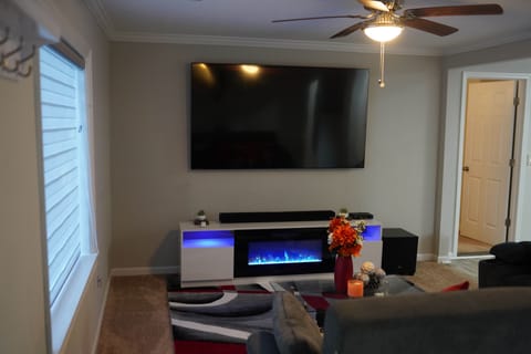 Smart TV, fireplace, table tennis, streaming services