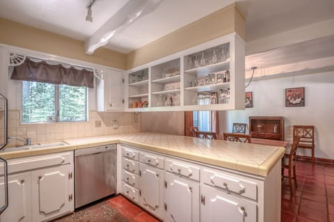 Arnold-Shwartzencabin_11