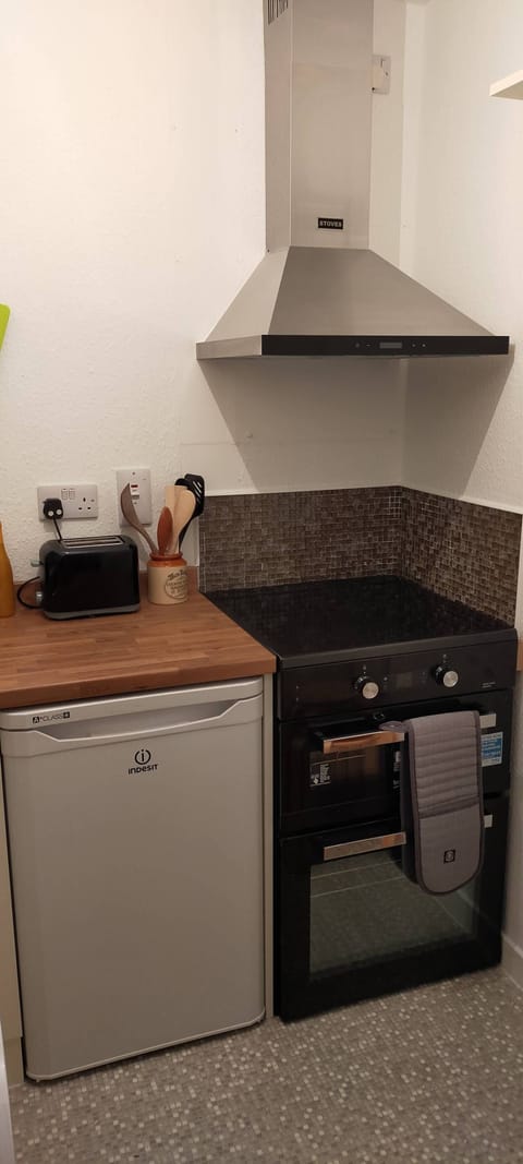 Fridge, oven, coffee/tea maker, toaster