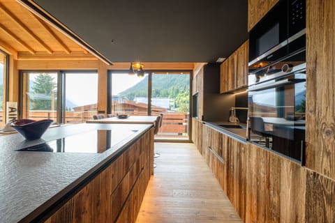 Old wood finished fully equipped kitchen, induction on island, breakfast bar (6)