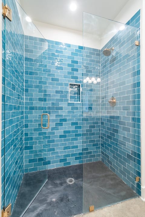 Combined shower/tub, hair dryer, towels