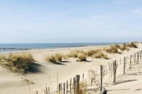 Beach nearby, sun loungers, beach towels