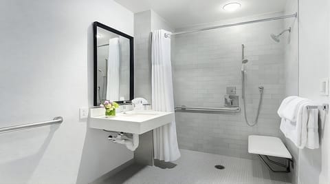 Combined shower/tub, hair dryer, towels