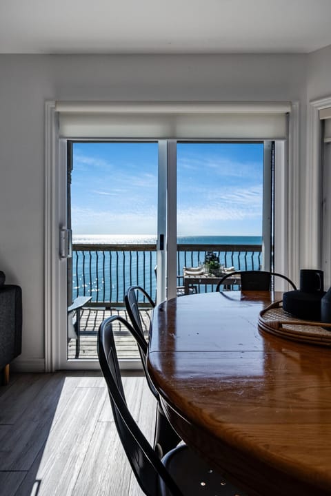 Lakeview dining area seats 6 with a view