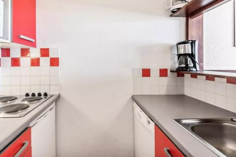 Fridge, cookware/dishes/utensils