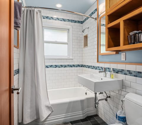 Combined shower/tub, hair dryer, towels