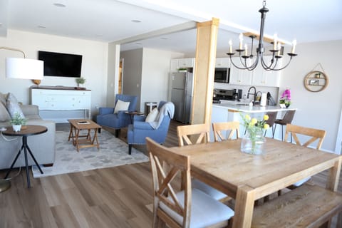 Dining area w/lakview