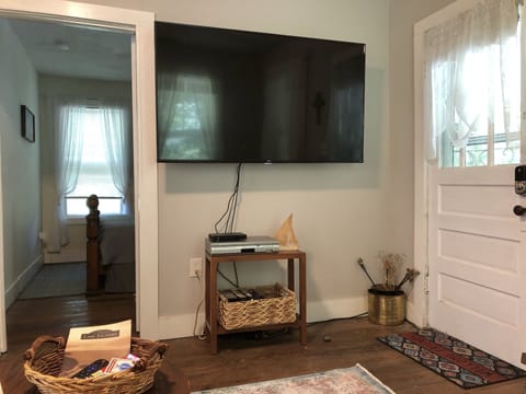 Smart TV, fireplace, DVD player, stereo