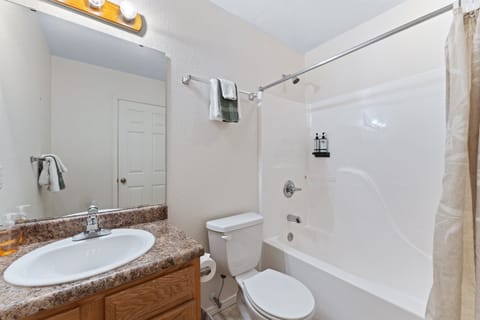 Combined shower/tub, hair dryer, towels