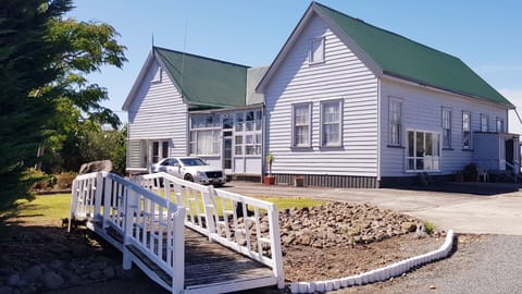 WHARE KURA -  This Guest-Wing is 1/4 of the Old Aratapu School House