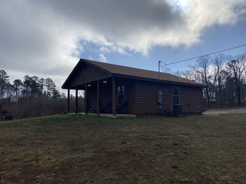 Side view of Grizzly Cabin