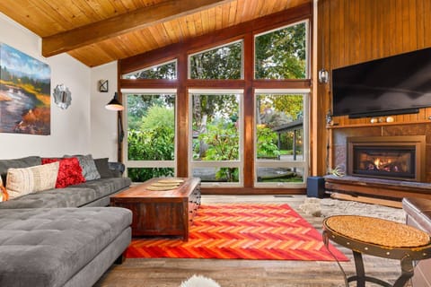 Welcome to Beaverton Highlands Retreat! Please enjoy this charming rental in the heart of Beaverton.