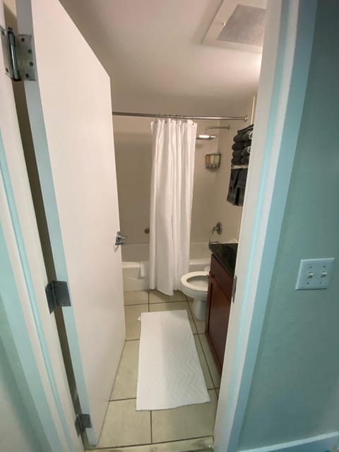 Combined shower/tub, hair dryer, towels