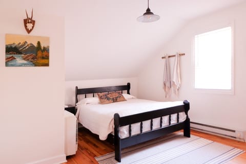 Second floor bedroom - queen size bed 