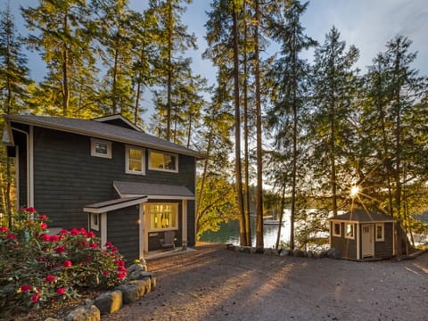 Horseshoe Bay House - Horseshoe Bay House- Enjoy the view and sunset from this north end home.