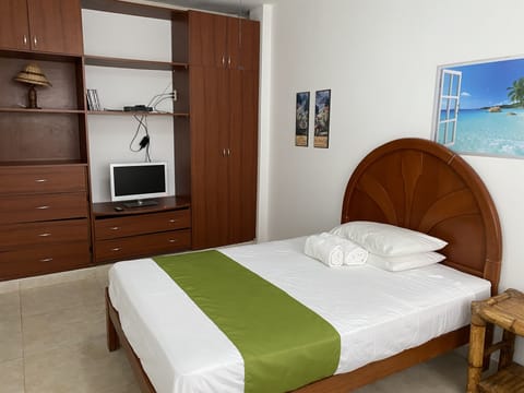 3 bedrooms, in-room safe, free WiFi, bed sheets