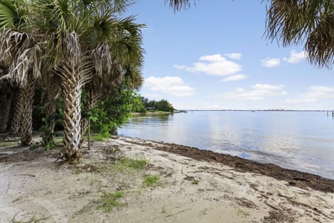 Beach nearby, sun loungers, beach towels