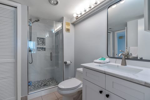 Combined shower/tub, towels