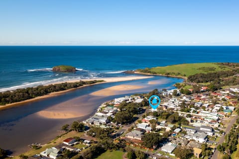 Beach nearby, sun loungers, beach towels