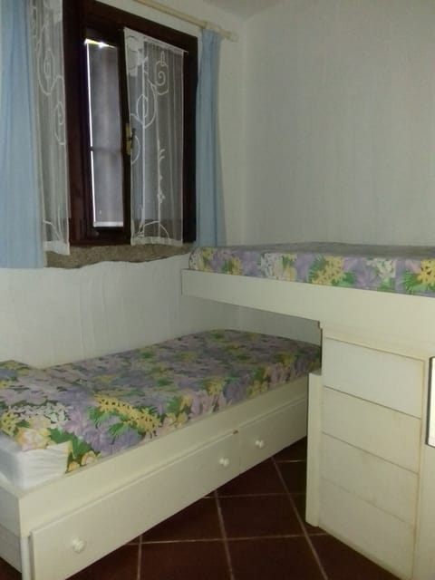 2 bedrooms, iron/ironing board, bed sheets, wheelchair access